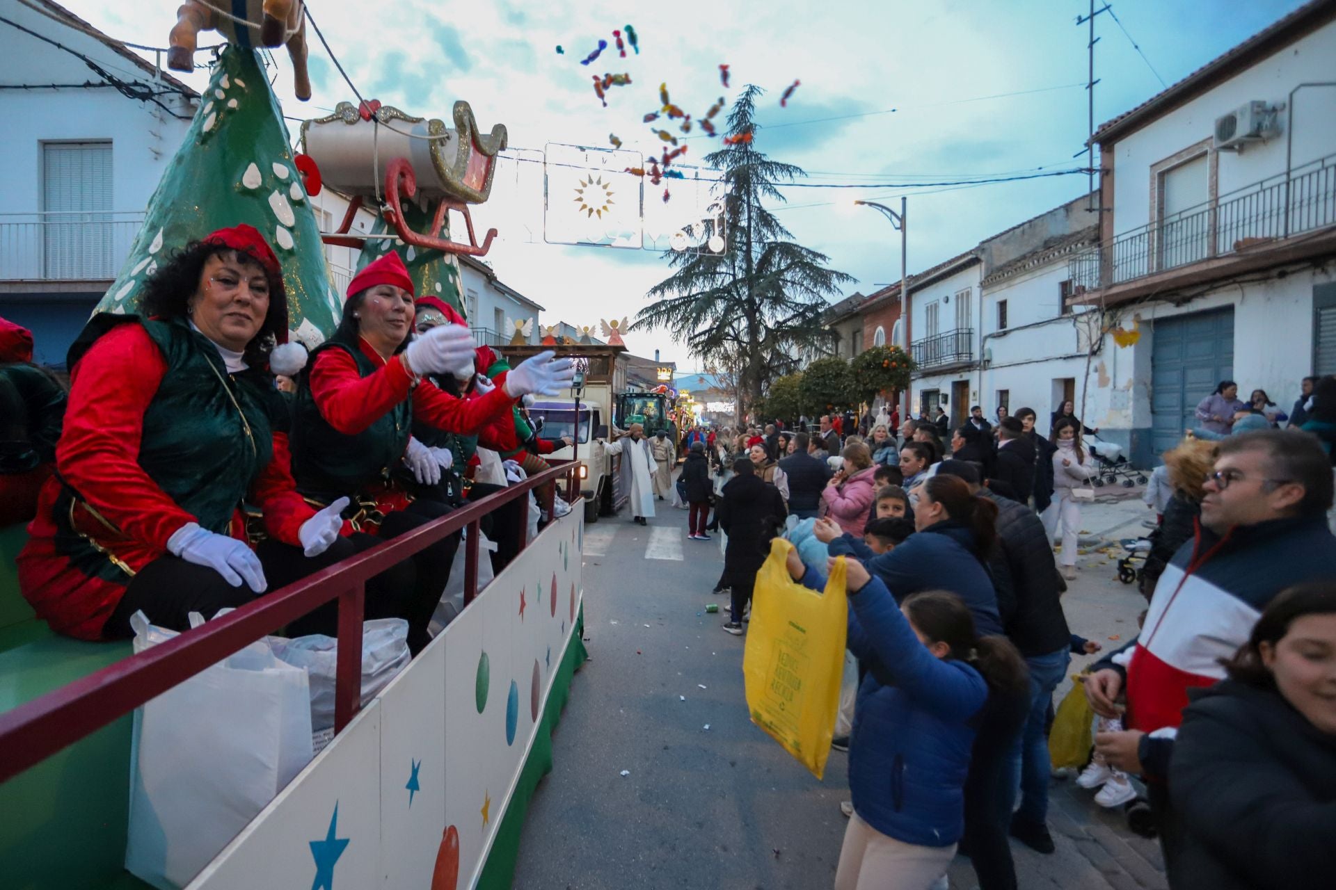 Las mejores imágenes de la cabalgata de los Reyes Magos en Pinos Puente