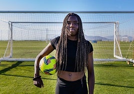 La jugadora Edna Imade posa para IDEAL junto con un balón de la Liga F, competición en la que golea en su lucha por el Pichichi.