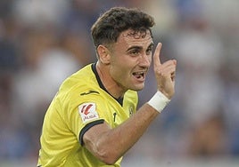 Álex Forés celebra un gol con el Villarreal B.