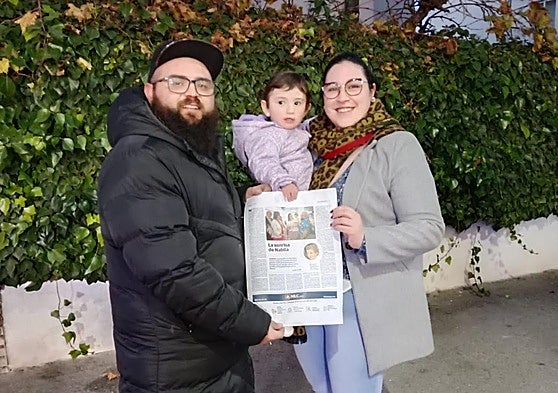 Nabila y sus padres con la página de IDEAL en la que se publicó su caso.