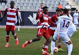 Una disputa de balón entre jugadores del Recreativo y del Real Jaén.