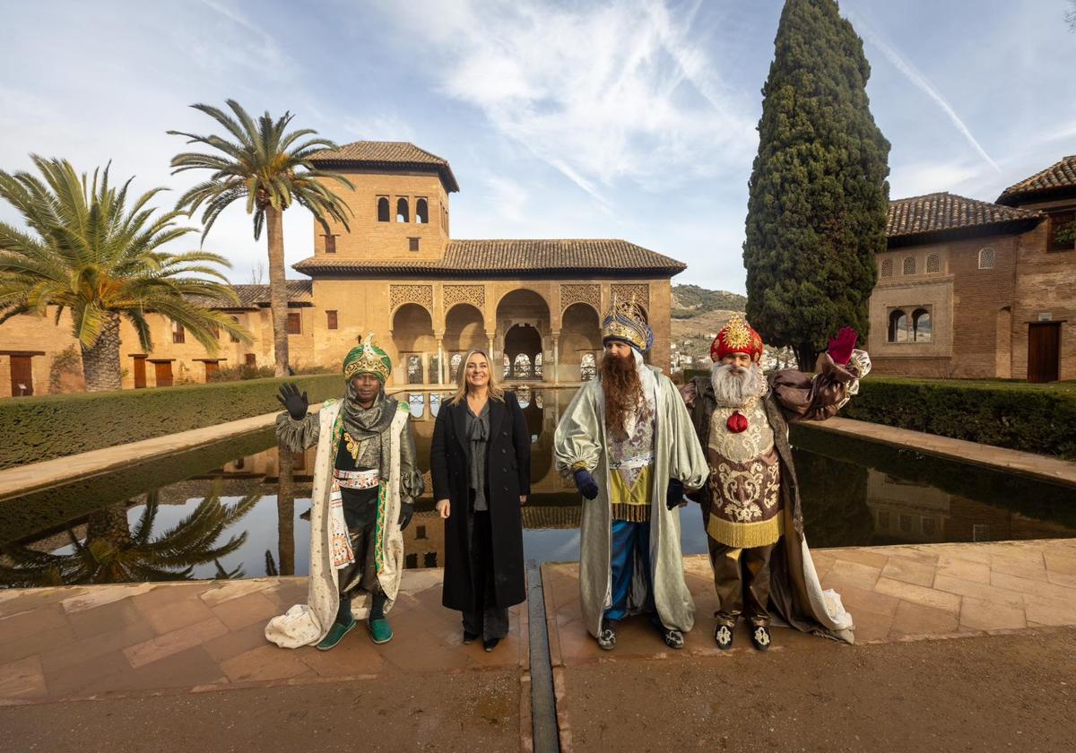 Los Reyes Magos pasean en su primera visita a la Alhambra.