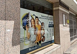 Imagen de archivo de un escaparate de una inmobiliaria en la capital jienense.