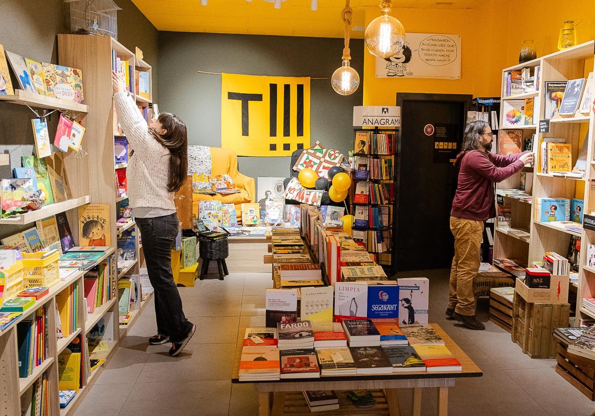 Esta fotografía formó parte de una información que se publicó ayer en este periódico sobre la magia de las librerías en Navidad.