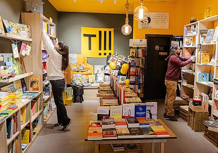 Esta fotografía formó parte de una información que se publicó ayer en este periódico sobre la magia de las librerías en Navidad.