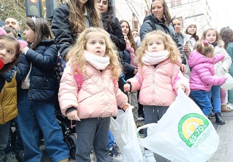 La primera cabalgata en Granada de Samira y Sila.