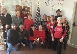 Vecinos y vecinas de La Cañada junto a su árbol de aplicaciones de lana e hilo.