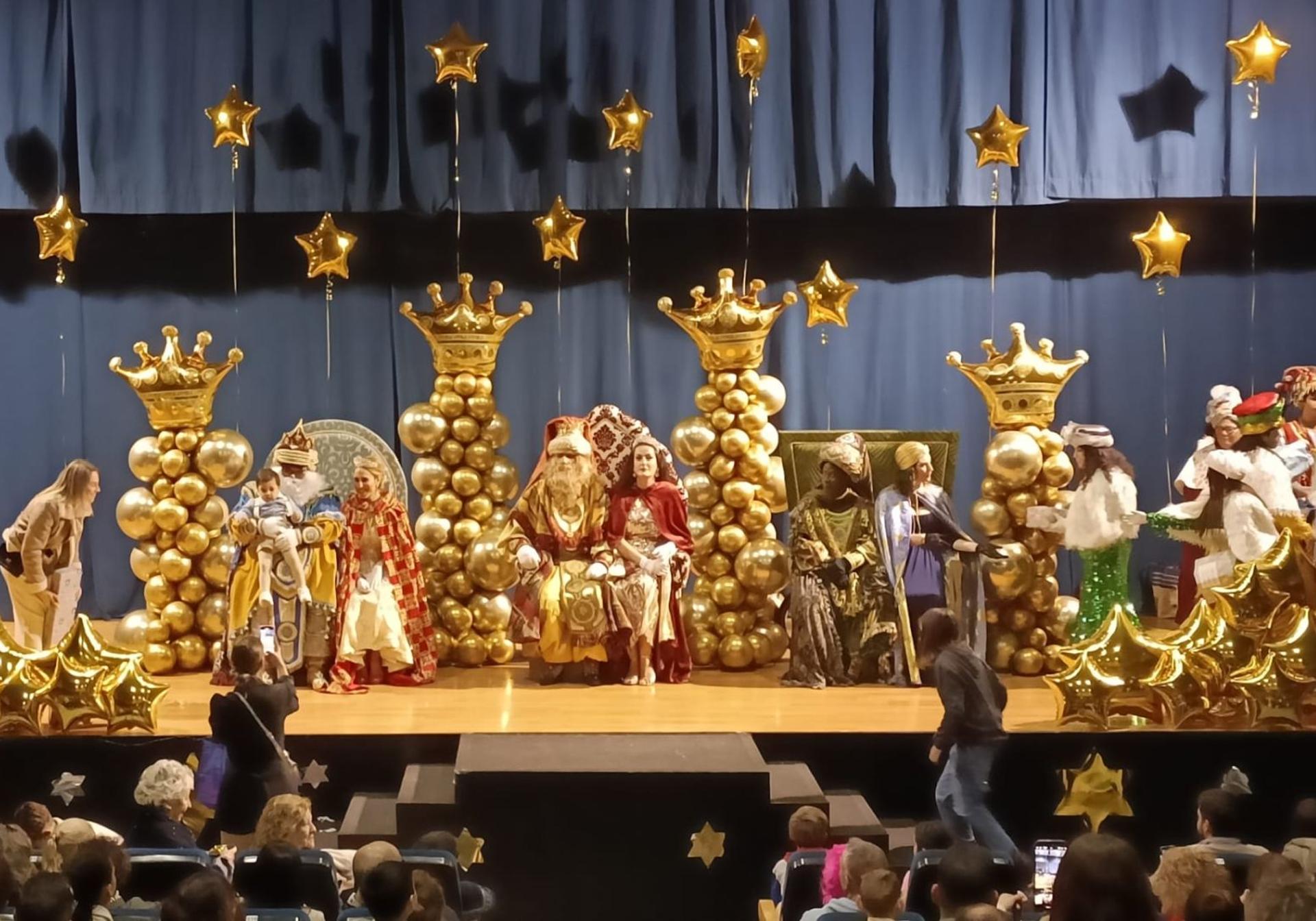 Los Reyes Magos de Oriente reciben a pequeños y mayores tras la cabalgata en La Herradura.