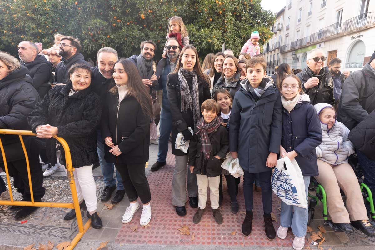 Encuéntrate en la Cabalgata de Reyes de Granada: las fotos de padres, madres e hijos