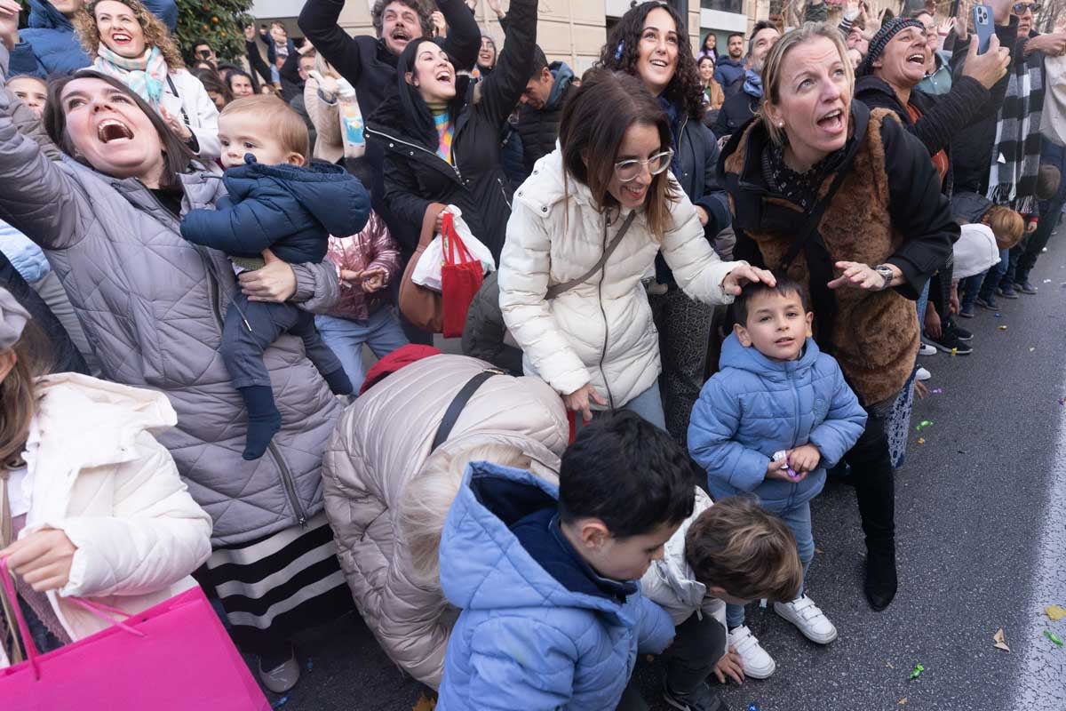 Encuéntrate en la Cabalgata de Reyes de Granada: las fotos de padres, madres e hijos