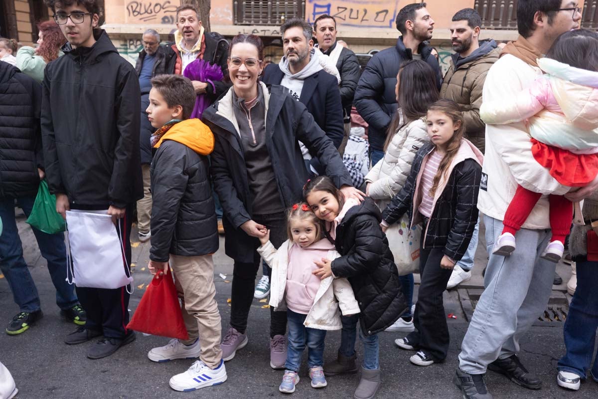 Encuéntrate en la Cabalgata de Reyes de Granada: las fotos de padres, madres e hijos