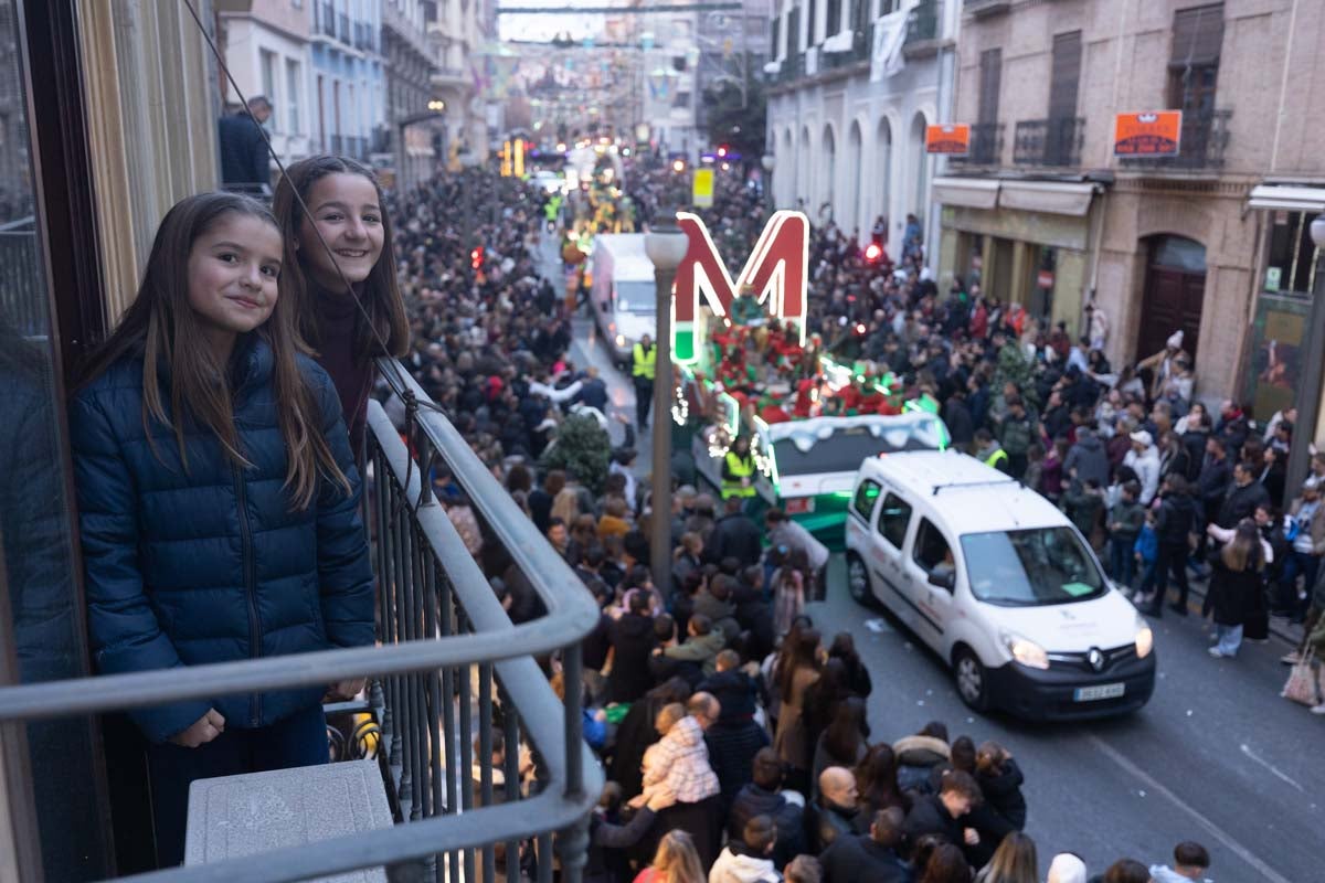 Encuéntrate en la Cabalgata de Reyes de Granada: las fotos de padres, madres e hijos