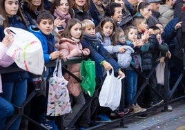 Encuéntrate en la Cabalgata de Reyes de Granada: las fotos de padres, madres e hijos