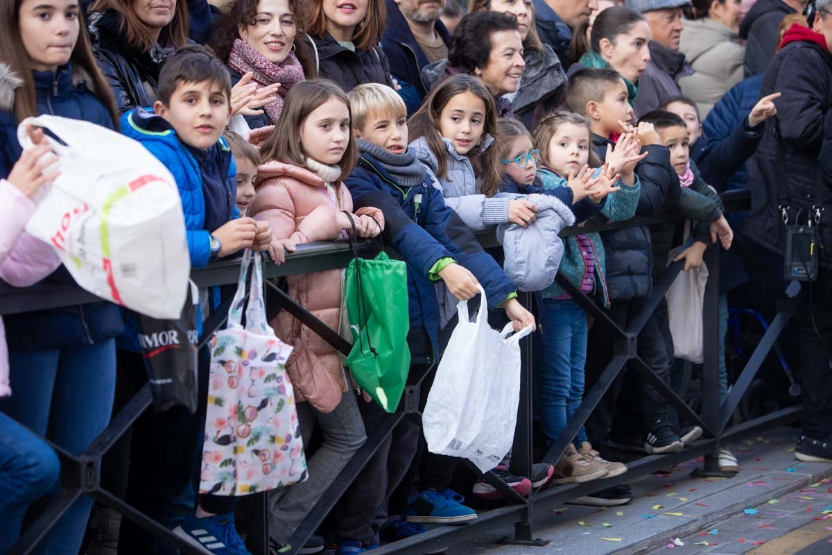 Encuéntrate en la Cabalgata de Reyes de Granada: las fotos de padres, madres e hijos