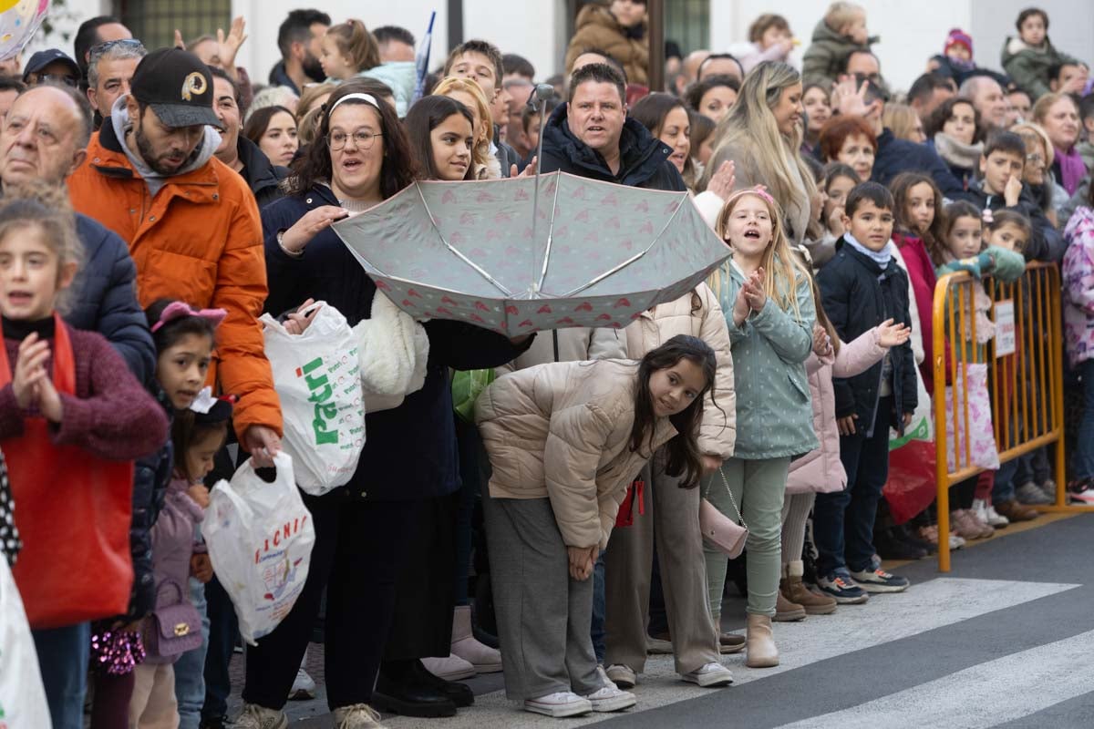 Encuéntrate en la Cabalgata de Reyes de Granada: las fotos de padres, madres e hijos