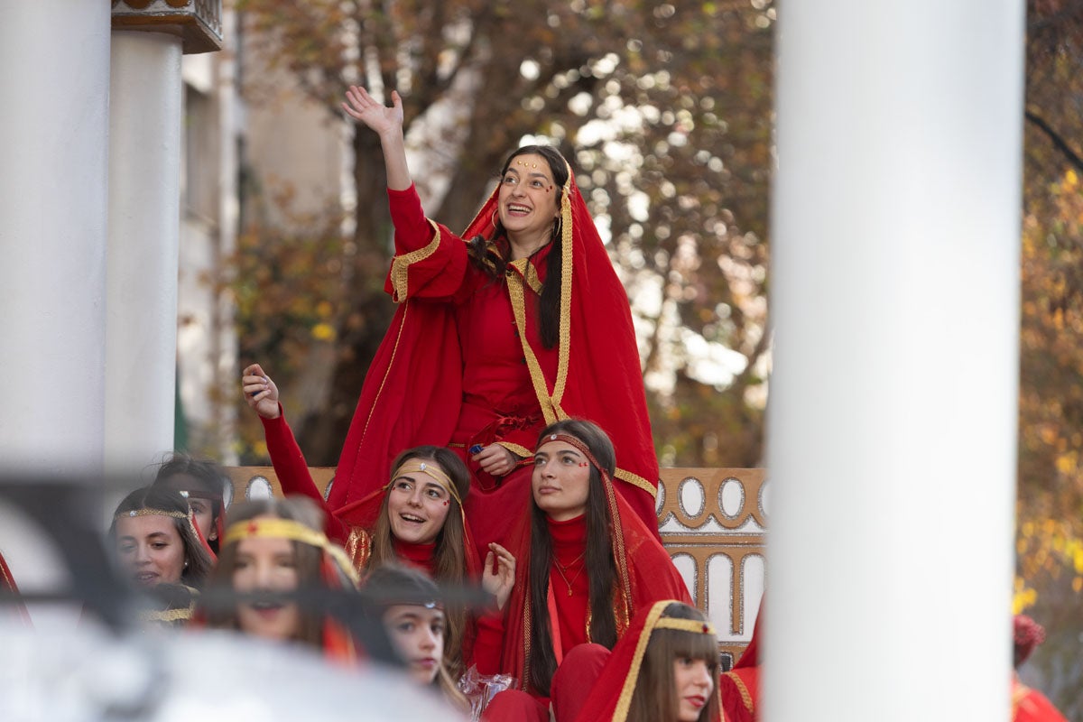 Encuéntrate en la Cabalgata de Reyes de Granada: las fotos de padres, madres e hijos