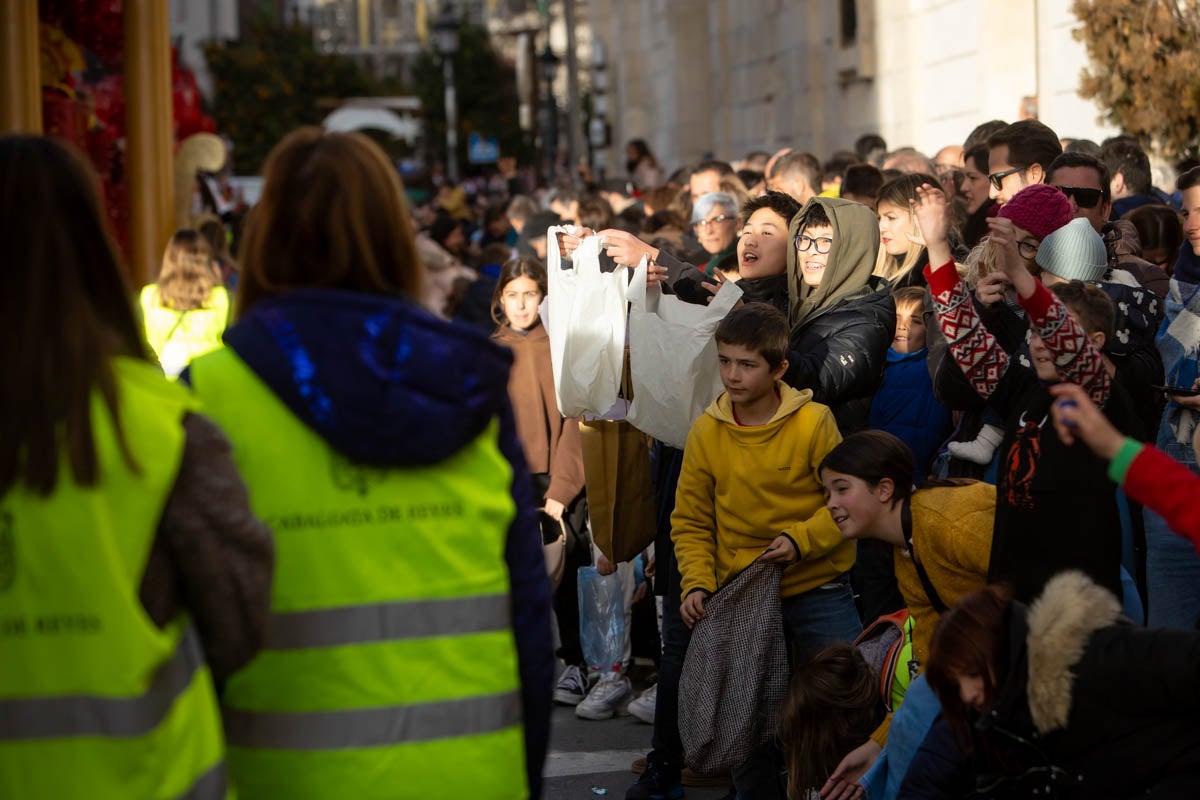 Encuéntrate en la Cabalgata de Reyes de Granada: las fotos de padres, madres e hijos