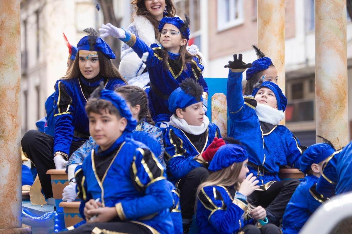 Encuéntrate en la Cabalgata de Reyes de Granada: las fotos de padres, madres e hijos