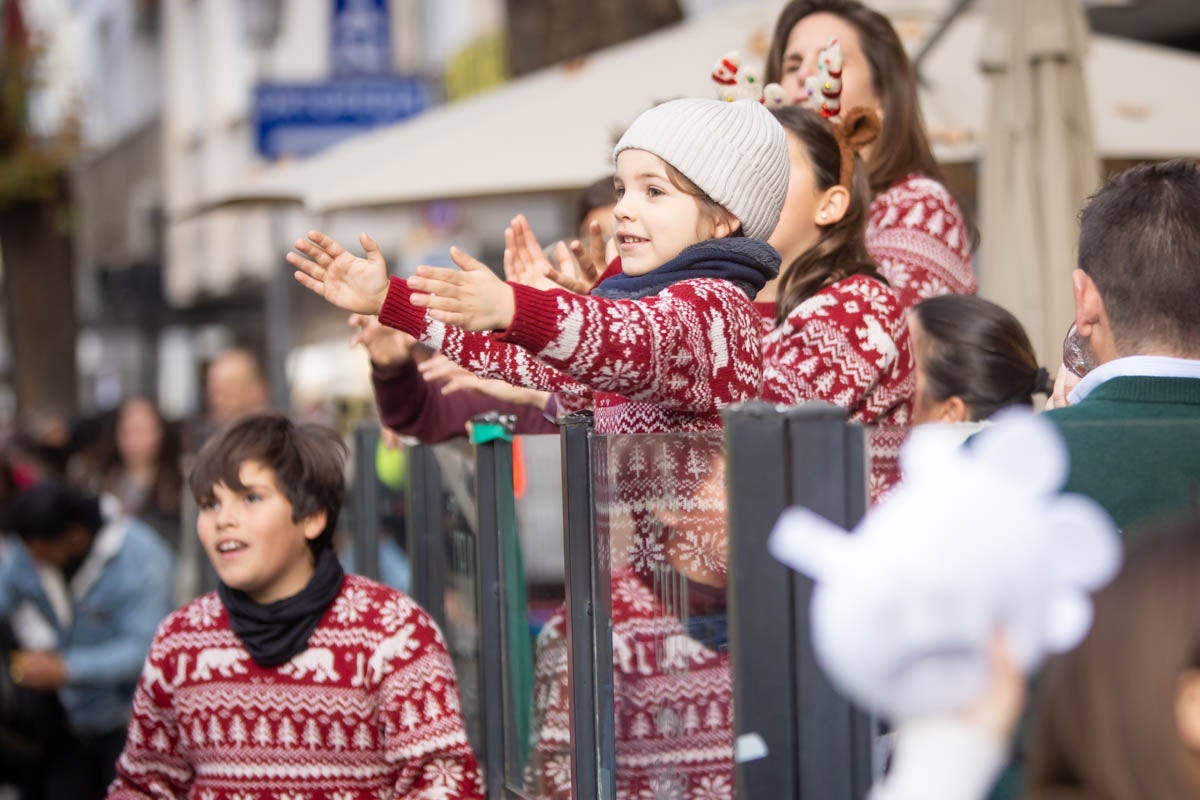 Encuéntrate en la Cabalgata de Reyes de Granada: las fotos de padres, madres e hijos