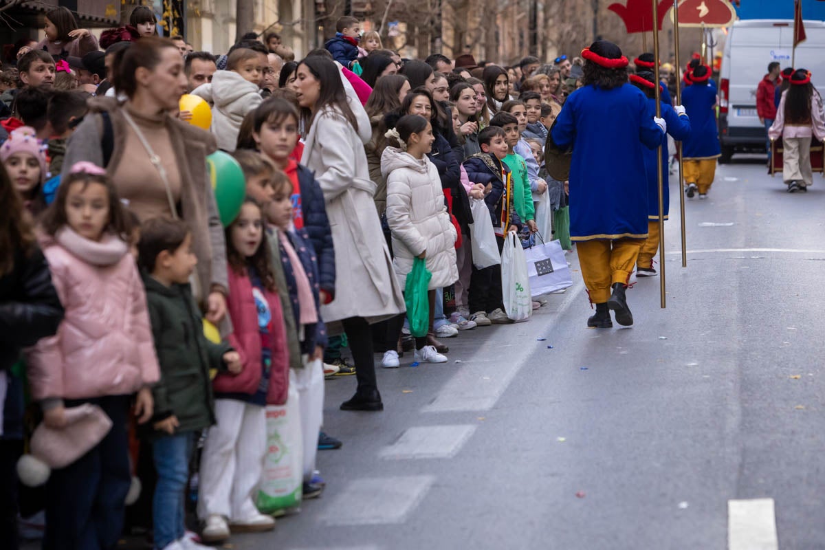 Encuéntrate en la Cabalgata de Reyes de Granada: las fotos de padres, madres e hijos