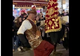 Momento en el que se produjo la patada al buey en la cabalgata del Heraldo Real.