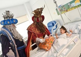 Gaspar entrega un regalo a una niña hospitalizada.