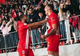 Suárez y Marezi celebran el gol del serbio que sirvió para empatar el partido.