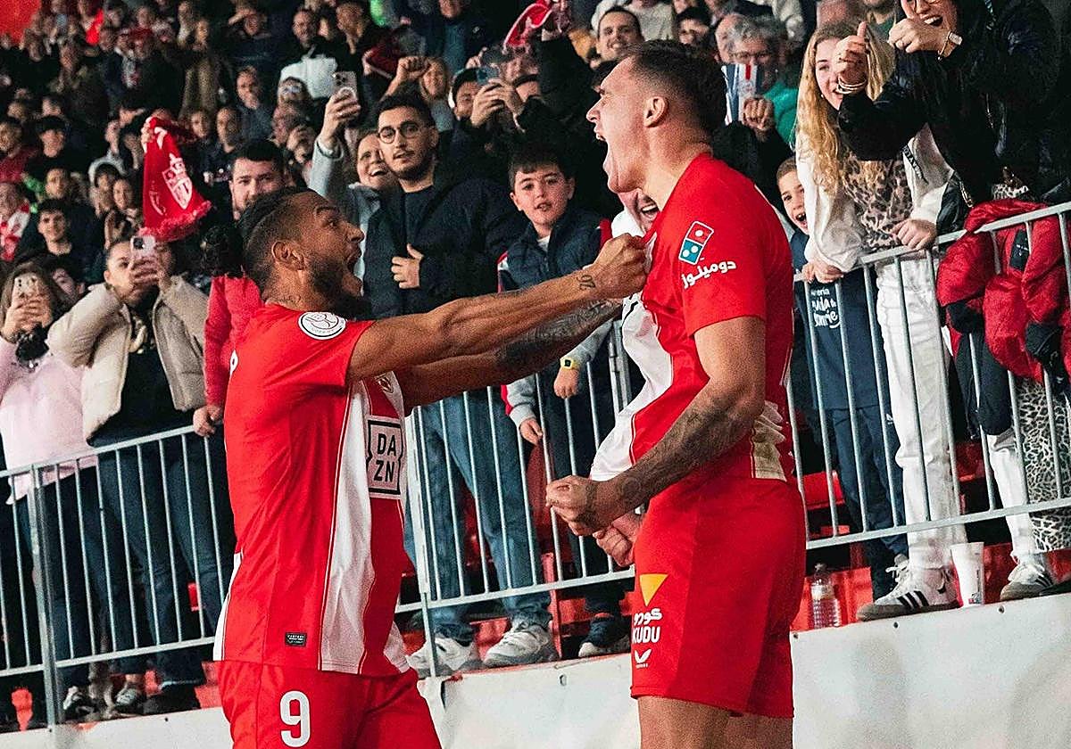 Suárez y Marezi celebran el gol del serbio que sirvió para empatar el partido.