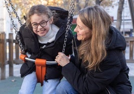 Elenita junto a su madre Laura.