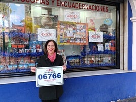 María Teresa Gamarra, de la Libreria Jofi, que ha vendido el segundo premio.