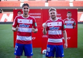 Theo Corbeanu y Kamil Józwiak, en sus presentaciones como jugaodres del Granada.