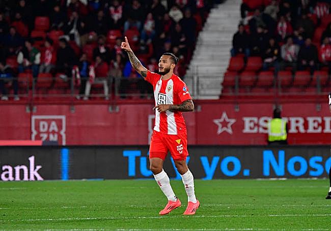 Luis Suárez celebra el tercer gol indálico.