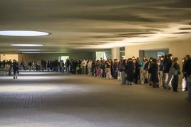 Colas para acceder al edificio Paraninfo PTS de la Universidad de Granada.