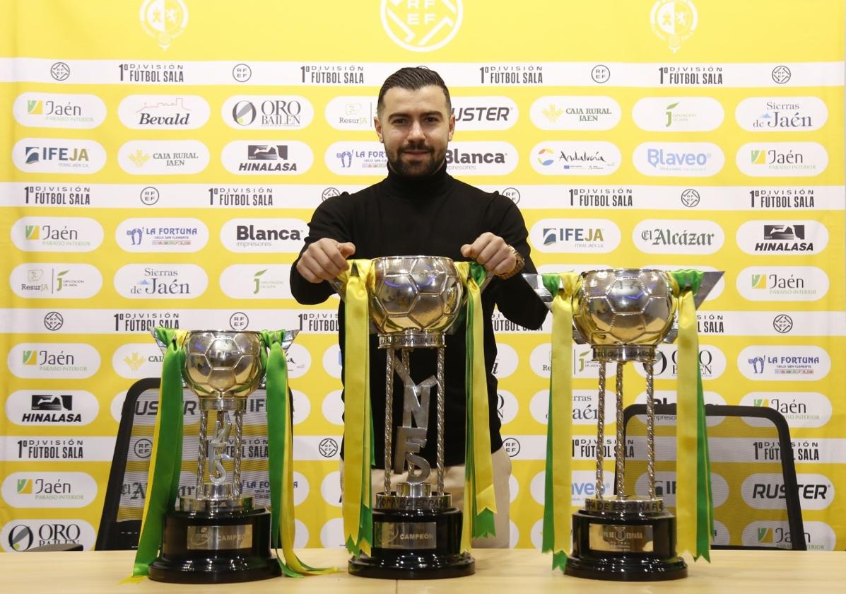 Chino posa con las tres Copas de España conseguidas con el conjunto amarillo