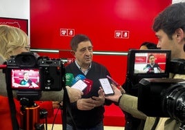 El secretario general del PSOE, Paco Reyes, responde a los medios.