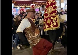 Momento de la patada a un buey durante la cabalgata del Heraldo.