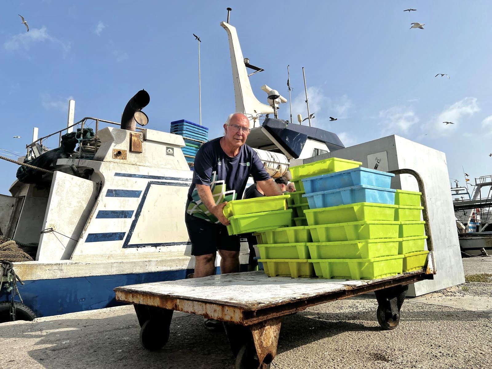 Ignacio López descargando el pescado en la lonja de Motril, tras un día faenando.