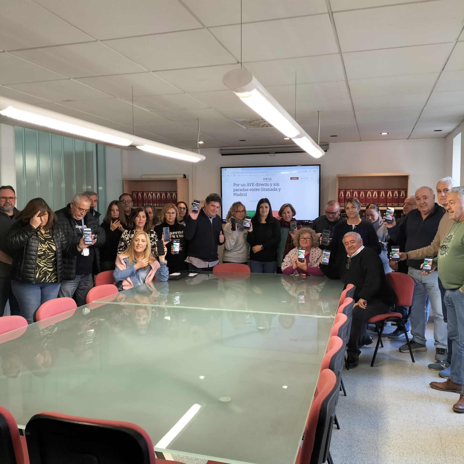 El secretario general de UGT Granada con otros delegados y afiliados en el sindicato apoyando la campaña lanzada por IDEAL.