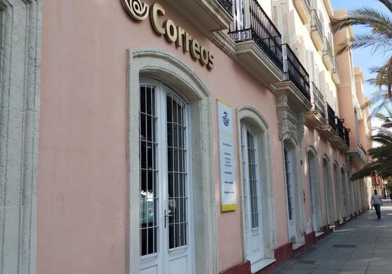 Exterior de la oficina de Correos del Parque Nicolás Salmerón de Almería.