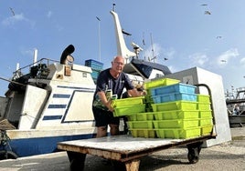 Ignacio López descargando el pescado en la lonja de Motril, tras un día faenando.