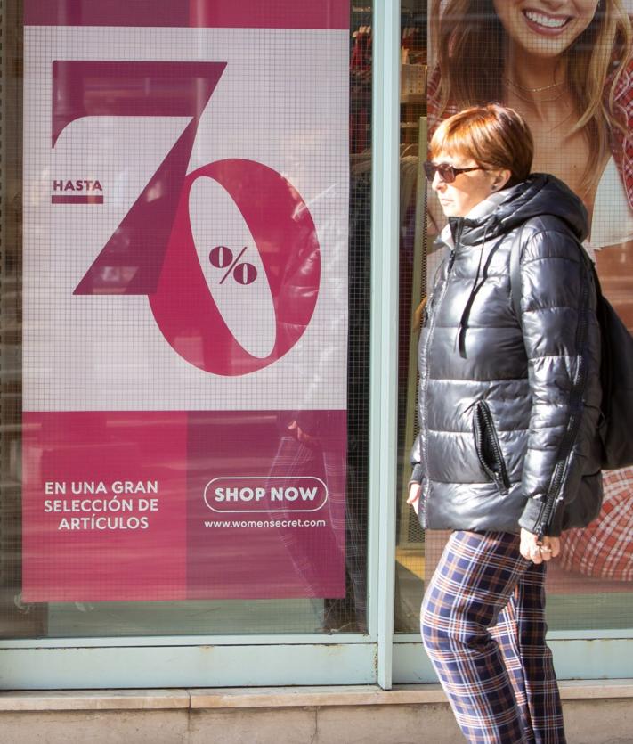 Imagen secundaria 2 - Diversas escenas que dejaron las jornadas de rebajas que comenzaron este martes día 7 de enero.