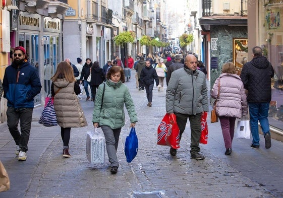 Consumidores recorren la calle Mesones en ambos sentidos con las bolsas de sus compras en la manos.