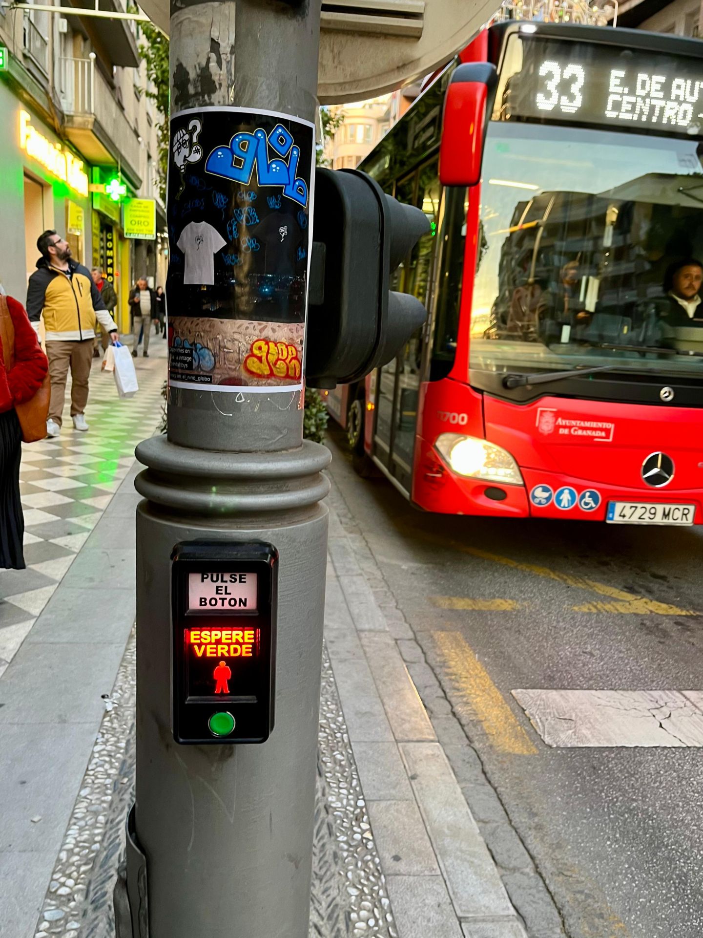 El semáforo de Recogidas, cerca de Camino de Ronda.