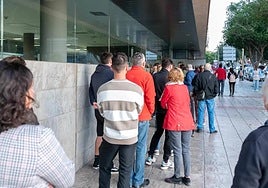 Colas de usuarios en el centro de salud de Nueva Andalucía, en Almería capital, para coger cita a primera hora de la mañana.