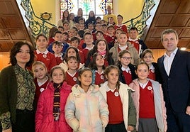 Eva Funes y Julio Millán con los menores participantes en el proyecto solidario.