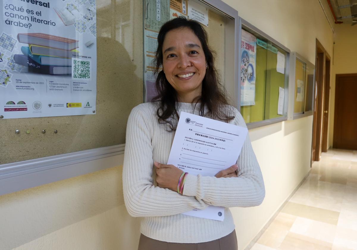 Kyoko Ito, en la puerta de su despacho en la Facultad de Filosofía y Letras de Granada.