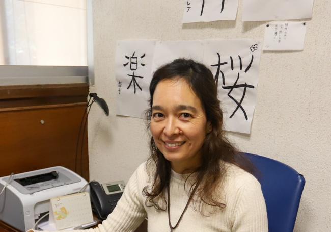 Kyoko posa junto a los ideogramas elaborados por sus alumnos en el taller de caligrafía japonesa.