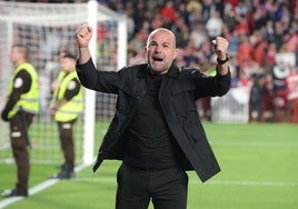 El entrenador Paco López celebra el ascenso del Granada.