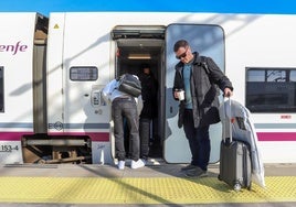 Dos pasajeros en la estación de Granada.