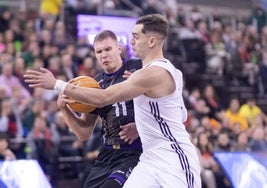 Hezonja (d) detiene el ataque de Valtonen.